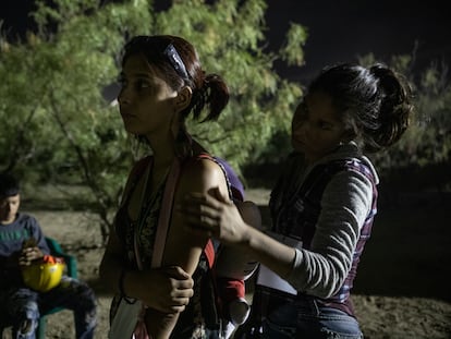 Alison 16 años, hija de Jorge Luis Martínez, minero atrapado bajo tierra el pasado miércoles es reconfortada por su madre Carolina, durante las labores de rescate.
Sabinas, Coahuila, México, 6 de agosto de 2022.