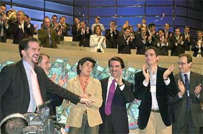 José María Aznar (dcha.) bromea con Carlos Iturgaiz (izqda.) ante Jaime Mayor Oreja y María San Gil, en un momento de la convención.