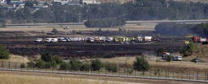 Decenas de ambulancias y camiones de bomberos en el lugar en el que se estrelló el avión de Spanair, donde fallecieron 154 personas.