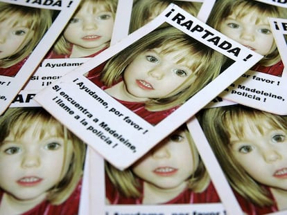 Tarjetas con el rostro de Maddie para los espectadores de la final de la UEFA Español-Sevilla en 2007, en Glasgow.