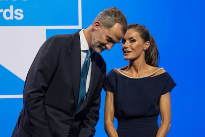 El rey Felipe y la reina Letizia durante la entrega de los galardones que otorga la Fundación Princesa de Girona en cinco categorías, el lunes, en Cornellà de Llobregat (Barcelona).