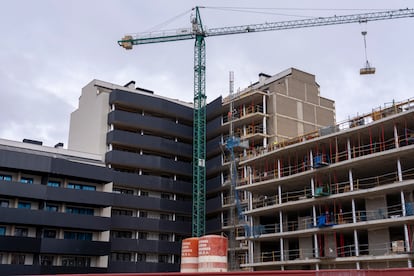 Vista de un edificio de viviendas en construcción en Teruel.