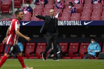 Zinedine Zidane da instrucciones a su equipo, con Koke en primer plano.