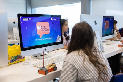 Un grupo de niños y niñas trabajan con ordenadores en un taller de programación organizado por CodeAI.