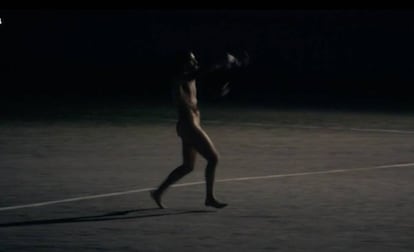 Captura de la escena de 'Fariña' en la que se muestra el desnudo integral masculino.