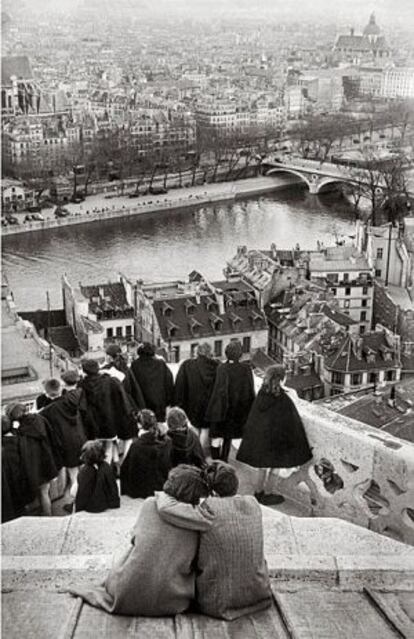 La torres de Notre-Dame vistas por Henri Cartier-Bresson, uno de los fundadores de Magnum.