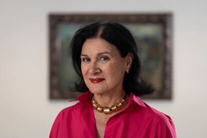 Paloma Picasso, fotografiada este lunes frente a la obra 'Azoteas de Barcelona' en el Museo Picasso de la capital catalana.