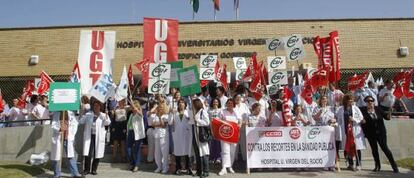 Profesionales del Virgen del Rocío protestan contra los recortes.