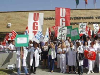 Profesionales del Virgen del Rocío protestan contra los recortes.