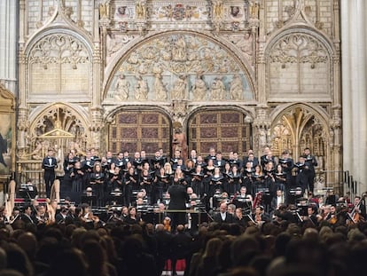 Coro, orquesta, solistas y director en un momento del concierto en la catedral de Toledo.