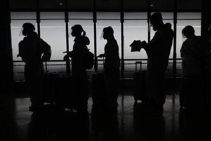 Varios pasajeros esperan embarcar en un vuelo con destino a China, en el Aeropuerto Internacional de Manila (Filipinas). El ministro de Exteriores filipino, Teodoro Locsin, ha conseguido de las autoridades chinas su compromiso para entregar, el mes que viene, medio millón de vacunas de la farmacéutica Sinopharm, en un gesto de la buena relación que atraviesan ambos países.