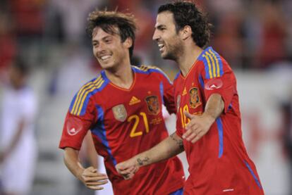 Cesc celebra con Silva la consecución de un un gol ante Chile en el amistoso del viernes.