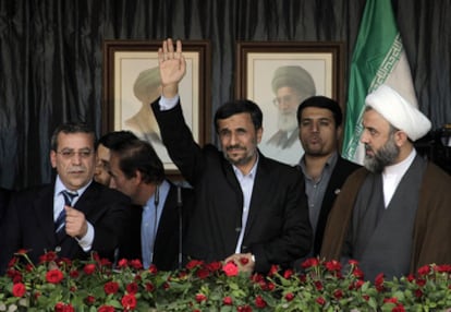 El presidente iraní Mahmoud Ahmadinejad asiste a un mitin en la ciudad libanesa de Bint Jbeil.