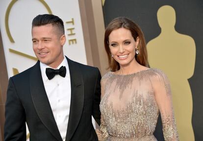 Brad Pitt y Angelina Jolie, en la entrega de los premios Oscar de 2014. En 2013 la actriz anunció que se había sometido a una doble mastectomía, ante el elevado riesgo de padecer cáncer de mama -enfermedad de la que muió su madre-. Dos años más tarde, en marzo de 2015, la artista anunció que se había extirpardo los ovarios por el mismo motivo.