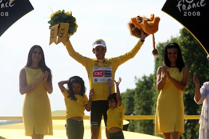 Carlos Sastre, con sus hijos, en el podio de los Campos Elíseos de París tras ganar el Tour 2008.