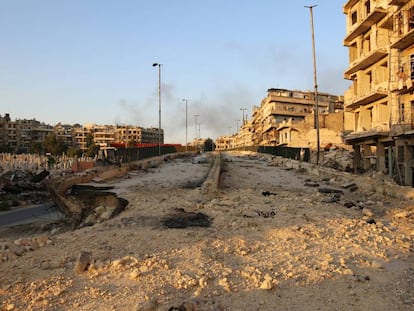 Carretera destruida en un barrio de Alepo, este jueves