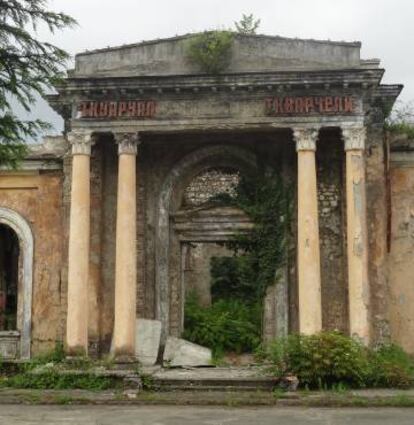 Fachada de la estacioín de tren de Tkarchal.