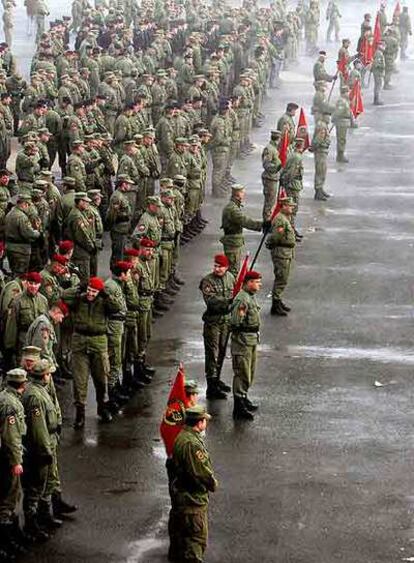 Miembros del Cuerpo de Protección de Kosovo, en una ceremonia.