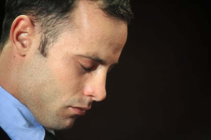 Pistorius, acusado del asesinato de su novia, la modelo Reeva Steeenkamp, podrá esperar al juicio podrá fuera de la cárcel a cambio de entregar su pasaporte y todas sus armas de fuego y pagar unos 85.500 euros de fianza.