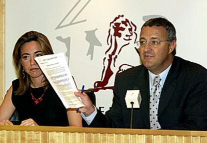 La responsable de Educación del PSOE, Carme Chacón, y el portavoz del Grupo Parlamentario, Jesús Caldera.