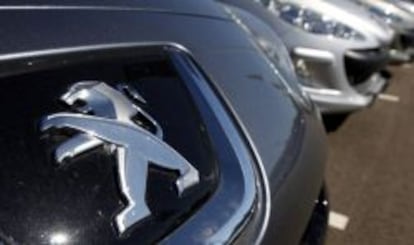 The Peugeot logo is seen on a car at a dealership of French car maker PSA Peugeot-Citroen, Europe&#039;s No. 2 automaker by volume, in Selestat, eastern France, September 7, 2012.  Peugeot, a founding member of the CAC 40 when the benchmark was created a quarter century ago, will be replaced by Belgian chemicals group Solvay, NYSE Euronext said on Thursday, September 6, with the changes taking effect on September 24.        REUTERS/Vincent Kessler (FRANCE - Tags: TRANSPORT BUSINESS EMPLOYMENT)