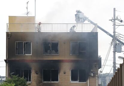 El incendio se desató a las 10.30 hora local (las 03.30 de la madrugada en la España peninsular) cuando un sujeto no identificado de 41 años entró a los estudios Kyoto Animation y arrojó un líquido inflamable por razones aún desconocidas.