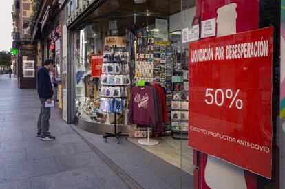 Una tienda de 'souvenirs' en la calle Mayor de Madrid.