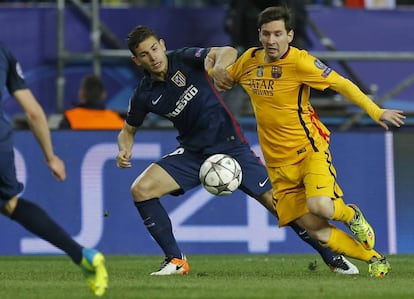 Lucas Hern&aacute;ndez defiende a Messi durante una acci&oacute;n del partido.