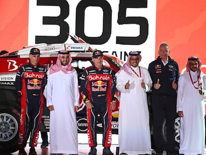 Lucas Cruz y Carlos Sainz, en la presentación de su coche en Yedda el pasado sábado.