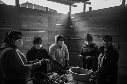 Las cocineras son las mismas vecinas que desde las ocho de la mañana se juntan y preparan los ingredientes para la olla común. En el asentamiento colindante a Valle del Sol conocido como Belaunde Terry, las cocineras cortan muchas papas, algunas zanahorias y otras verduras que acompañarán a las tripas de pollo como el nutriente protagonista del plato. Están preparando 'cau cau', un estofado típico de la gastronomía peruana.