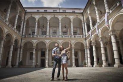 Una pareja de viaje en Turín (Italia).