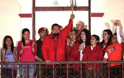 Hugo Cávez habla a los ciudadanos en el Palacio de Miraflores.