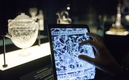 Una de las tabletas proporcionadas por Samsung para la visualizaci&oacute;n de los detalles de las obras de la exposici&oacute;n &#039;El arte transparente. La talla del cristal en el Renacimiento milan&eacute;s&#039; del Museo del Prado.