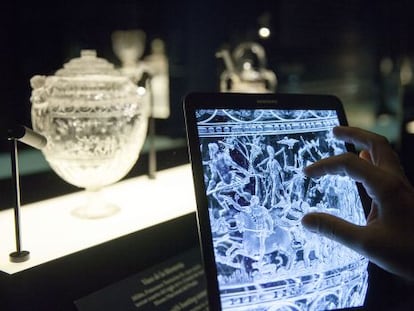 Una de las tabletas proporcionadas por Samsung para la visualizaci&oacute;n de los detalles de las obras de la exposici&oacute;n &#039;El arte transparente. La talla del cristal en el Renacimiento milan&eacute;s&#039; del Museo del Prado.