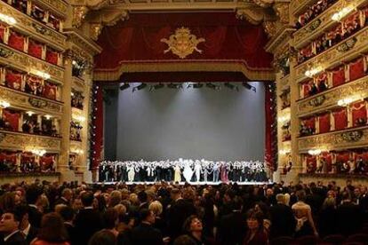 Un aspecto de La Scala de Milán al final de una representación de <i>Europa Riconosciuta,</i> de Antonio Salieri, dirigida por Riccardo Muti, en 2004.