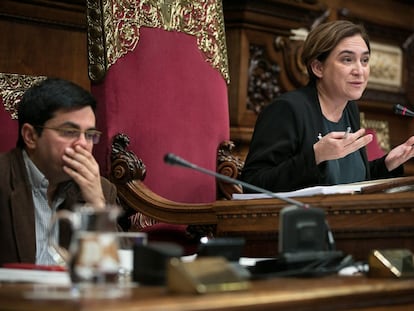 Colau ultima un acuerdo para gobernar con PSC y ERC