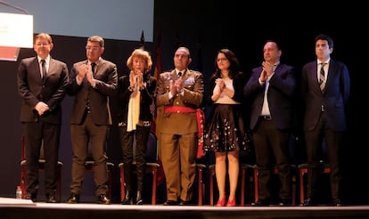 Celebracin de la Constitucin en el teatro Principal de Alicante en 2019. Desde la izquierda, Ximo Puig, presidente de la Generalitat; Enric Morera, presidente de las Cortes Valencianas; Mara Teresa Fernndez de la Vega, presidenta del Consejo de Estado; Francisco Jos Gan Pampols, el jefe del cuartel general de Alta Disponibilidad; Mnica Oltra, vicepresidenta del Consell; Rubn Martnez Dalmau, vicepresidente segundo de la Generalitat, y Carlos Mazn, presidente de la Diputacin de Alicante,