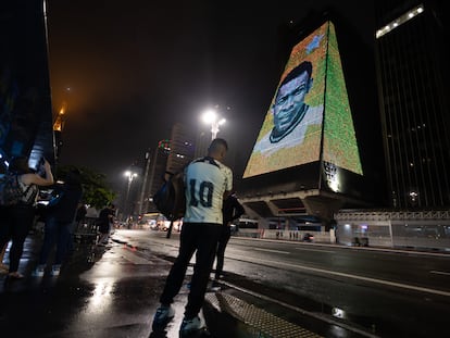 Fotografía de la proyección de una foto de Pelé en el edificio de la Federación de las Industrias del Estado de Sao Paulo.