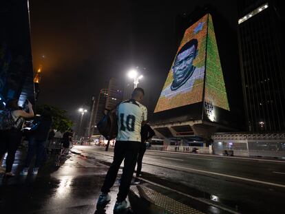 Fotografía de la proyección de una foto de Pelé en el edificio de la Federación de las Industrias del Estado de Sao Paulo.