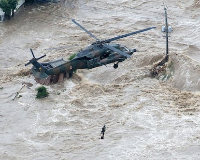 Uma vítima é resgatada por um helicóptero depois das inundações causadas pelas fortes chuvas que atingiram, durante dois dias, a parte leste do Japão.