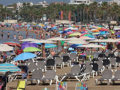 Tumbonas vacían en la playa de Llevant de Salou, el 1 de agosto.