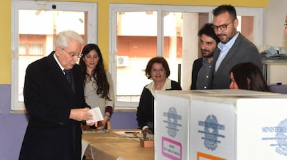 El presidente italiano, Sergio Mattarella, acude a votar el pasado domingo en Palermo.