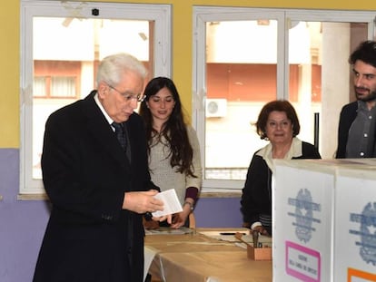 El presidente italiano, Sergio Mattarella, acude a votar el pasado domingo en Palermo.