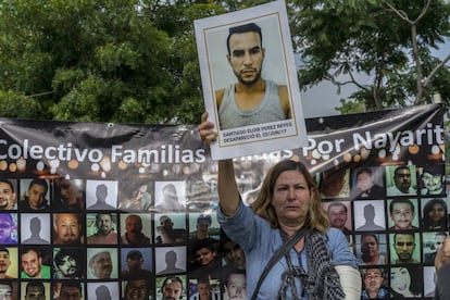 Uma mulher de Nayarit que busca a seu filho Santiago Reis protesta às periferias do serviço forense de Jalisco.