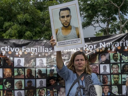 Uma mulher de Nayarit que busca a seu filho Santiago Reis protesta às periferias do serviço forense de Jalisco.