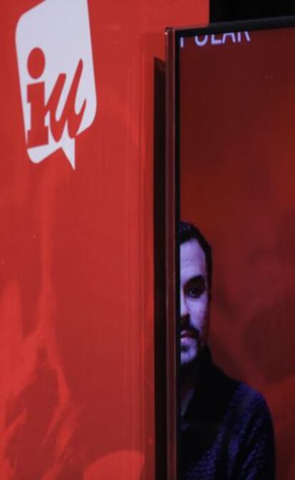 Imagen de Alberto Garzón junto a un cartel de Izquierda Unida (IU).