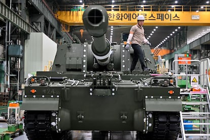 El negocio de la guerra.
Un ingeniero sobre un tanque en una fábrica en septiembre de 2023 en Changwon, Corea del Sur, cuyas exportaciones se han triplicado desde el inicio de la Guerra de Ucrania.
