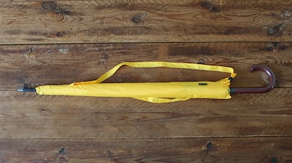 Este es uno de los mejores paraguas para la lluvia que se puede comprar en Amazon