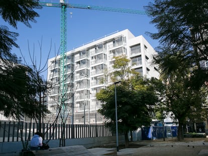 Edificio de vivienda social del Ayuntamiento de Barcelona en el Eixample.