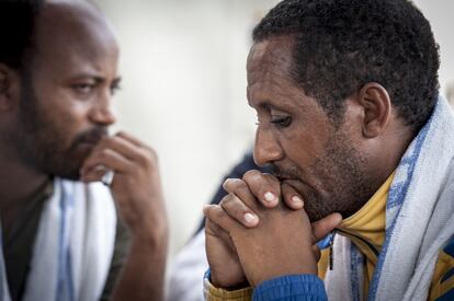 Dos refugiados de Eritrea. Durante un tiempo permanecen en el Centro de Identificación y Expulsión (CIE). Un estricto control del Ejército en la puerta cierra el paso a todo aquel que no tenga un permiso expreso para entrar y salir.